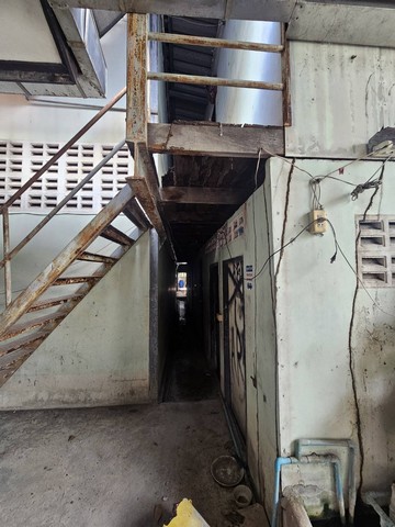 ขายที่ดินพร้อมสิ่งปลูกสร้างหลังหมู่บ้านอ่างทองธานีกระทุ่มแบน