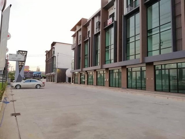 ขาย โฮมออฟฟิศ 3.5 ชั้น ซิตี้ ลิงค์ พระราม9-ศรีนครินทร์ ขนาด 215 ตรม. ตึกอยู่ด้านหน้าโครงการ  ติดถนนคู่ขนานมอเตอร์เวย์