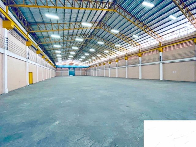 ให้เช่า 2002 ตรม. ม. กรุงเทพธนบุรี 2.9 กม. โกดัง ออฟฟิต ติดถ.พุทธมณฑลสาย4 จอดรถ25คัน เพดานสูง 9 ม. สนามหลวง2 2.8 กม. ทวีวัฒนา-บางแวก