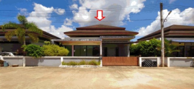   Code ID : PGSNI640071  ราคา  2,200,000  บาท ▸ เนื้อที่ 56.60 ตร.ว   พื้นที่ใช้สอย 142 ตร.ม.  * 3 ห้องนอน 2 ห้องน้ำ   * 2 ที่จอดรถ   บ้านหันไปทางทิศตะวันออก  พิกัดทรัพย์ : https://maps.app.goo.gl/92Mfkb6Fc9JJccJ66  สถานที่ใกล้เคียง ▸ใกล้  ไทวัสดุ สุราษฎร์ธานี ▸ใกล้  PTT Station ปตท.เขาแก้ว ▸ใกล้  บิ๊กซี ซูเปอร์เซ็นเตอร์ สุราษฎร์ธานี ▸ใกล้  โรงพยาบาลค่ายวิภาวดีรังสิต  สอบถามเพิ่มเติม / นัดชม โทร. 097-419-5982(พลอย) โทร. 096-932-4624(ออมสิน) Line : @panaya (มี@ด้านหน้า)  �