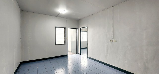 ขายคอนโดอยู่ใกล้ BTS คูคต บ้านเอื้ออาทร สายไหม ราคาถูกขายห้องชุดบ้านเอื้ออาทรสายไหม ขนาด 33.41 ตรม 1ห้องนอน 1 ห้องน้ำ 1 ห้องโถง     ขายราคา 499,000 บาท ( รวมภาษีค่าโอน ) ตั้งอยู่ :  ซอย หมู่บ้านเอื้ออาทรสายไหม แขวงสายไหม เขตสายไหม กรุงเทพมหานคร 10220ขายห้องชุดเป็นห้องเปล่า ขนาด 33.41 ตรม  ชั้น 5 เลขที่ 325/41- ทาสีใหม่ทั้งห้องแล้ว- มีเหล็กดัด มุ้งลวดให้- เป็นห้องมุม - ห้องรับลมได้ดี- ค่าส่ว