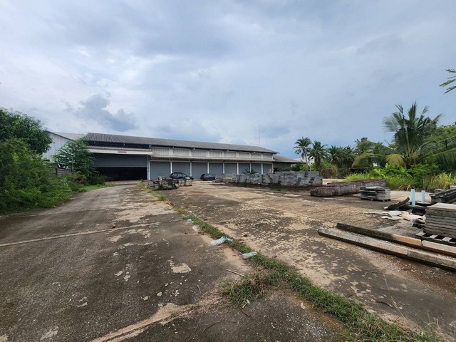 ขายที่ดิน พร้อมสิ่งปลูกสร้าง บางน้ำจืด สมุทรสาคร เนื้อที่ 5-1-14 ไร่ เหมาะทำเป็นโรงงาน โกดัง ใกล้สนามกอล์ฟเอกชัย(รหัสทรัพย์ที่ : 40052)ที่ตั้ง   ม.6 ต.บางน้ำจืด  ตำบลบางน้ำจืด อำเภอเมือง จังหวัดสมุทรสาครรายละเอียดเนื้อที่ดิน 5-1-14 ไร่รูปแปลงที่ดิน สี่เหลี่ยมจตุรัสทางเข้าที่ดิน 7.5 เมตรด้านหน้า ยาว 94.11 เมตร *รวมทางเข้าด้านข้างเป็น 30 เมตรด้านหลัง ยาว 82.81 เมตรด้านซ้าย ยาว 97.49 เม