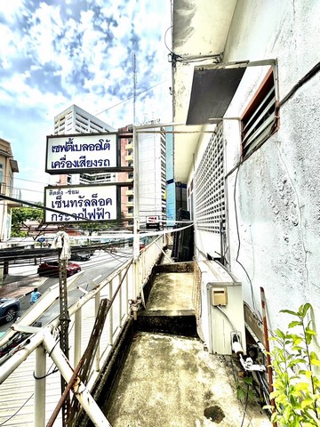 ขายด่วน อาคารพาณิชย์ตึกหัวมุม  4 คูหา ติดกัน  พื้นที่สวยที่สุดในย่าน วรจักร ติดถนน วรจักร