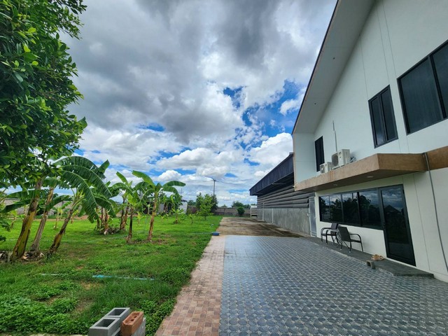 ขายที่ดินพร้อมสิ่งปลูกสร้าง บ้านและโกดัง อำเภอป่าซาง จังหวัดลำพูน เนื้อที่ 7.3 ไร่