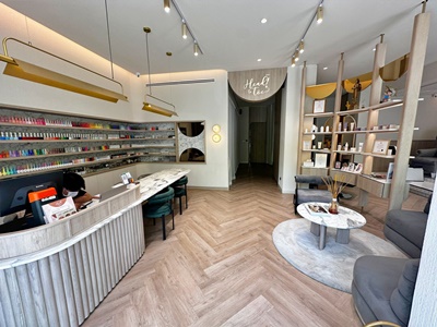  สนใจนัดดูร้าน สอบถามรายละเอียดคุณฟาง 064-9499141Line ID = fyfangเซ้ง‼️ ร้านเสริมสวย  #ใจกลางเมืองสาทรสีลม #ใกล้BTSช่องนนทรี  #ติดถนนนราธิวาส  มีออฟฟิศและคอนโดรอบๆ  ฐานลูกค้าฝรั่งเยอะทิปหนัก- ตกแต่งสวยงาม พร้อมทำกิจกรรมต่อได้เลย- อาคารตึกแถวชั้นล่าง 2 คูหา (130 ตรม.)- ติดถนนนราธิวาส และ เดินมาจาก BTS ได้เลย- มีที่จอดรถในซอยใกล้ๆอยู่ หรือจอดหน้าร้านก็ได้ อุปกรณ์- เคาเตอร์ 1 