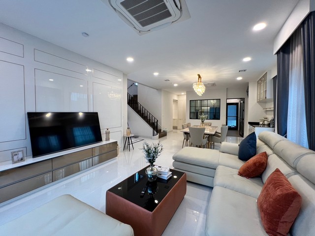 ให้เช่าบ้าน กรุงเทพกรีฑาตัดใหม่ โครงการนันทวัน พระราม 9  พื้นที่ใช้สอย 302 ตารางเมตร ขนาดที่ดิน 107 ตารางวา 4 ห้องนอน 5 ห้องน้ำ 3 ที่จอดรถ