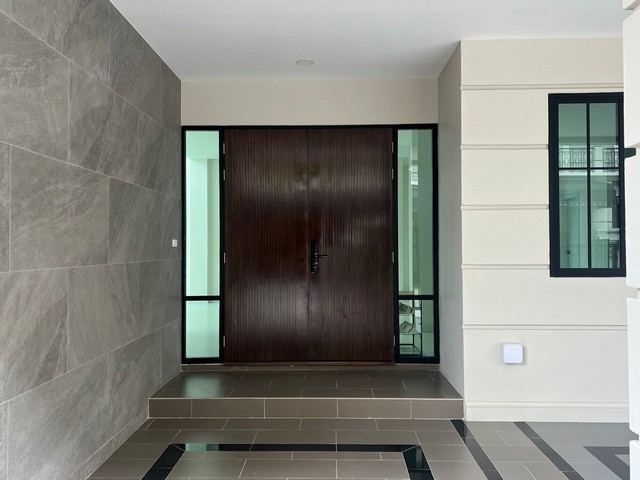 ขายทาวน์โฮม 4 ชั้น The Legend สาทร-นราธิวาส ( นนทรี 22 )  2 หลังติด แปลงมุม พร้อมลิฟท์โดยสารส่วนตัว