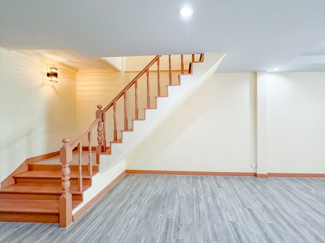 ขายทาวน์เฮ้าส์ 2 ชั้น หมู่บ้านร่มเย็น 5 ซ.พระยาสุเรนทร์ 9 บางชัน ใกล้รถไฟฟ้าสายสีชมพู รีโนเวทใหม่พร้อมเข้าอยู่