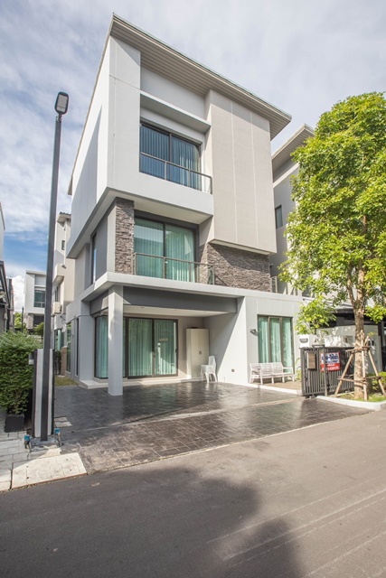 สุคนธสวัสดิ์ 119,999 B-MThe Walk เกษตร-นวมินทร์ 900m.ให้เช่า คฤหาสน์ 3 ชั้น กลางเมือง นานาชาติกีรพัฒน์  1.9 กม. 4นอน 4น้ำ หรือขาย 15.39 MB Central East Ville 38ตร.ว  244ตร.ม.The Walk Kaset-Nawamin 900m. 3-story mansion Sukonthasawat 119,999 B-M Keerapat Inter Sch 1.9 km. 4bed 4bath or for sale 15.39MB Central East Ville 38 sqwa. 244sqm.เกษตร-นวมินทร์ 900m. เลียบด่วนรามอินทรา สุคนธสวัสดิ์ ลาดพร้าว กรุงเทพมหานคร 10230ตกแต่งพร้อมอยู่-บ้าน 3 ชั้น 4 ห้องนอน 4 ห้องน้ำ  ห้องนั่งเล่น 1 ห้องครัวบิ้วอิน      จอดรถได้ 3 คัน-พื้นที่ 38 