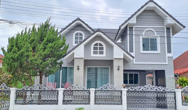 ขายบ้านเดี่ยว 2 ชั้น บ้านพิมุกต์1 สันทรายน้อย สันทราย เชียงใหม่ ขนาด 50 ตรว. รีโนเวทใหม่ทั้งหลัง เฟอร์ครบ ย่านธุรกิจและศึกษาที่ตั้ง: สันทรายน้อย อ.สันทราย จ.เชียงใหม่รายละเอียดบ้าน- ขนาดที่ดิน 50 ตารางวา- พื้นที่ใช้สอย 190 ตารางเมตร- 3 ห้องนอน 2 ห้องน้ำ- 1 ห้องครัว - 1 ห้องเก็บของ - มีห้องรับแขก 3 โซน- โรงจอดรถยนต์ 1 คัน จอดหน้าบ้านได้อีก 2 คัน- ตู้บิ้วอินในโซนห้องรับแขก และห้อ