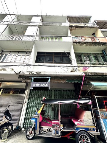   ขายด่วนอาคารพาณิชย์ 4.5 ชั้น มีดาดฟ้า ซอย ลูกหลวง 1 แยกมหานาค ใกล้ ซอย ตลองลำปัก  เขตดุสิต ทำเลดี ค้าขายได้ หรือซื้อเพื่อลงทุนปล่อยเช่า https://maps.app.goo.gl/LFgxSBRsYb9S2bd49   เนื้อที่ 14 ตร.ว 224 ตร.ม หน้ากว้าง 4  เมตร ลึก 14 เมตร  4 ชั้น 3 นอน 3 น้ำ  แอร์ 3 เครื่อง    สถานที่ใกล้เคียงรพ.หัวเฉียววัดเทพศิรินทร์ตลาดโบ๊เบ๊โบ๊เบ๊ทาวน์เวอร์กรมประชาสงเคราะห์ตลาดนางเลิ้ง                 ราคาขายพิเศษ 6,900,000บาทโทร  083-251-4343