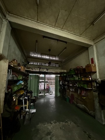 ขายด่วนอาคารพาณิชย์ 4.5 ชั้น มีดาดฟ้า ซอย ลูกหลวง 1 แยกมหานาค ใกล้ ซอย ตลองลำปัก  เขตดุสิต