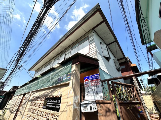   บ้านเดี่ยว 2 หลัง โฉนด 2 แปลง 69 ตร.ว ซ.จรัญสนิทวงศ์ 18  11 นอน 9น้ำ ใกล้รถไฟฟ้า bts พาณิชยการธนบุรี ถูกมาก https://maps.app.goo.gl/7GmmvQcPEuzkZsxc9   เนื้อที่ดิน  69 ตร.ว 11 ห้องนอน 9 ห้องน้ำ  บ้านใจกลางเมืองจรัญสนิทวงศ์ ฝั่งธน     การเดินทางสะดวก เดินเพียง 30 เมตรถึง สถานีรถไฟฟ้า    ใกล้สถานีรถไฟฟ้า bts พาณิชยการธนบุรี โฮมโปร       ราคาขายพิเศษ เพียง 2,800,000 บาทโทร 081-382-4240 หรือ 083-251-4343 แอดไลน์ ID line : onnalin.nooหรือคลิ๊กลิงค์ : https://line.me/ti