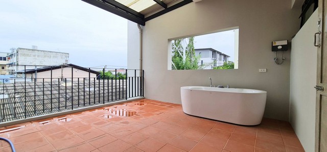    บ้านสร้างใหม่ สวยมากก 3 ชั้น ไม่เคยอยู่เลย สไตล์โมเดิร์น 20 ตรว.ถ.สุคนธสวัสดิ์ 24 เข้าซอย 50 เมตร   ทำเลทอง ออกแบบโดยสถาปนิกมือเก่งของเมืองไทย  บ้านเดี่ยว ปลูกสร้างเองเพื่ออยู่อาศัย style town home ถ.สุคนธสวัสดิ์ 24 ลาดพร้าว  พื้นที่ 20 ตารางวา 3 ชั้น              +++ ราคาเพียง 7,900,000 บาทเท่านั้น +++รายละเอียด- พื้นที่ใช้สอย 150 ตรม.- 3 ห้องน้ำ- 3 ห้องนอน- ห้องนั่งเล่น- จอดรถในบ้าน 2 คัน (รถเล็ก) + จอดมอเต