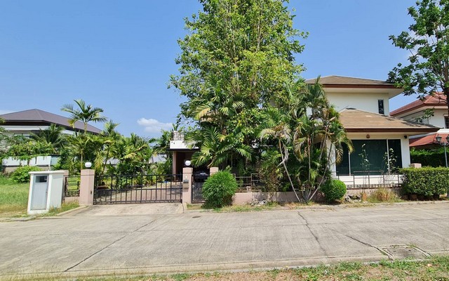    บ้านเดียว 2 ชั้น ติดเมืองทองธานี 129 ตรว. หมู่บ้านสงบ มีความเป็นส่วนตัวสูง ความปลอดภัยดีเยี่ยม หมู่บ้านคฤหาสน์ทายาท ถ.ติวานนท์ ปากเก็รด นนทบุรี- พื้นที่ 129 ตารางวา- พื้นที่ใช้สอย 450 ตารามเมตร- 3 ห้องนอน 4 ห้องน้ำ- 1 walk in closet- 1 ห้องแม่บ้าน แยกจากตัวตึกใหญ่เพียง 17,900,000 บาท เท่านั้น ( ค่าโอน 50/50 )สิ่งอำนวยความสะดวก- พื้นที่สีเขียว ส่วนกลางใหญ่โต อลังการ- สระว่ายน้ำ- ห้องฟิตเนส- สนา