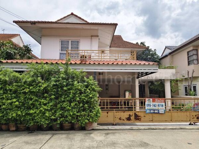 รหัสทรัพย์  5473บ้านเดี่ยว หมู่บ้านสินบดี ราชพฤกษ์ บางบัวทอง ต่อเติมเต็ม พร้อมอยู่ที่ตั้ง :  พิมลราช บางบัวทอง นนทบุรี 11110รายละเอียดทรัพย์- บ้านเดี่ยว 2 ชั้น, ขนาดพื้นที่  62 ตารางวา, พื้นที่ใช้สอย 180  ตารางเมตร- มีพื้นที่รอบบริเวณตัวบ้าน สามารถต่อเติมห้องเพิ่มได้ ต่อเติมครัวหลังบ้านและโรงจอดรถ ชั้นล่างปูกระเบื้อง ชั้นบนปูปาร์เก้- 3 ห้องนอน 3 ห้