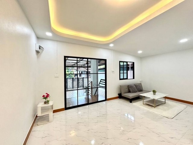 บ้านแฝดคู้ซ้ายหนองจอก หมู่บ้านกิตติชัย9 ซอยมิตรไมตรี 18/5 ห่างจากปากซอย90เมตร