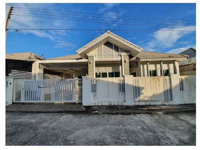   Code ID : PGSNI630012  ราคา  2,400,000   บาท ▸ เนื้อที่ 60 ตร.ว   พื้นที่ใช้สอย 154.76 ตร.ม.  * 3 ห้องนอน 2 ห้องน้ำ   * 1 ที่จอดรถ   บ้านหันไปทางทิศตะวันตกเฉียงเหนือ  พิกัดทรัพย์ : https://maps.app.goo.gl/7nx31J3ndmvotBRe8  สถานที่ใกล้เคียง ▸ใกล้  โลตัส สุราษฎร์ธานี ▸ใกล้  โฮมโปร สุราษฎร์ธานี ▸ใกล้  แม็คโคร สุราษฎร์ธานี ▸ใกล้  เซ็นทรัล สุราษฎร์ธานี  สอบถามเพิ่มเติม / นัดชม โทร. 097-419-5982(พลอย) โทร. 096-932-4624(ออมสิน) Line : @panaya (มี@ด้านหน้า)  ปรึกษาสินเ