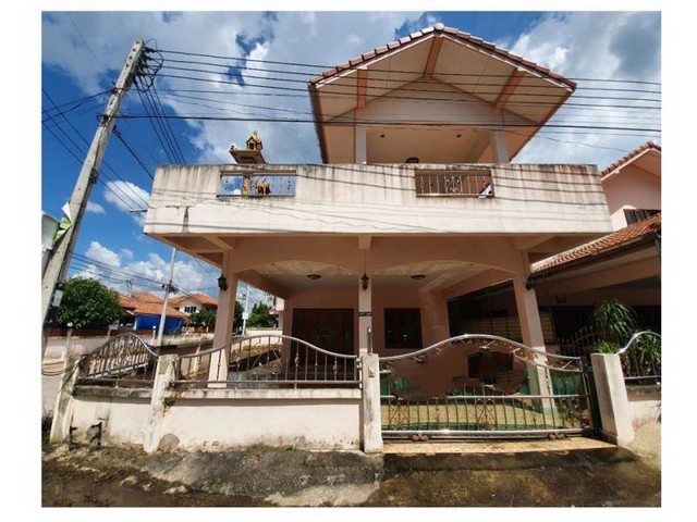   Code ID : PGSNI630008  ราคา  1,985,000   บาท ▸ เนื้อที่ 54.80 ตร.ว  พื้นที่ใช้สอย 289.25 ตร.ม.  * 2 ห้องนอน 2 ห้องน้ำ   * 1 ที่จอดรถ   บ้านหันไปทางทิศตะวันตกเฉียงเหนือ  พิกัดทรัพย์ :  https://maps.app.goo.gl/PpUU74ZJRGPK8FmF9  สถานที่ใกล้เคียง ▸ใกล้  โลตัส สุราษฎร์ธานี ▸ใกล้  โฮมโปร สุราษฎร์ธานี ▸ใกล้  แม็คโคร สุราษฎร์ธานี  ▸ใกล้  เซ็นทรัล สุราษฎร์ธานี  สอบถามเพิ่มเติม / นัดชม โทร. 097-419-5982(พลอย) โทร. 096-932-4624(ออมสิน) Line : @panaya (มี@ด้านหน้า)  ปรึกษาสิ�