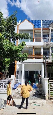 [H005] ให้เช่า 12k ทาวน์โฮมห้องมุมติดสวนสาธารณะ รีโนเวทแล้ว เขตคลองสามวา เหมาะกับอยู่อาศัยหรือทำออฟฟิศได้ ต้อนรับสัตว์เลี้ยงทาวน์โฮม 3 ชั้น 27 ตร.วา พื้นที่ใช้สอย 180 ตร.ม 4 ห้องนอน 3 ห้องน้ำ ด้านหลังมีครัวไทย 1 ที่จอดรถ 12,000.-/เดือน สัญญาขั้นต่ำ 1 ปี ค่าประกัน 2 เดือน ค่าเช่าล่วงหน้า 1 เดือนTEL: 095-940-6781 LINE: @500lkyco https://lin.ee/r1A21Uzการเดินทาง- ถนนคู้บอนสถานที่ใกล้เคียง- โรงพยาบาลสินแพทย์ รามอินทร