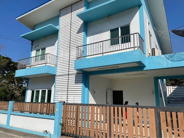 [H004] ให้เช่า 18k บ้านเดี่ยว อำเภอลำลูกกา ใกล้ตลาดสี่มุมเมือง ต้อนรับสัตว์เลี้ยงบ้านเดี่ยว 2 ชั้น 200 ตร.วา พื้นที่ใช้สอย 150 ตร.ม 4 ห้องนอน 3 ห้องน้ำ 3 ที่จอดรถ พร้อมแอร์ห้องโถงขนาดใหญ่18,000.-/เดือน สัญญาขั้นต่ำ 1 ปี ค่าประกัน 2 เดือน ค่าเช่าล่วงหน้า 1 เดือนTEL: 095-940-6781 LINE: @500lkyco https://lin.ee/r1A21Uzการเดินทาง- ถนนพหลโยธิน- ถนนลาดพร้าวสถานที่ใกล้เคียง- ตลาดสี่มุมเมือง- ท่าอากาศยานดอนเมือง- มหาวิทยาล�