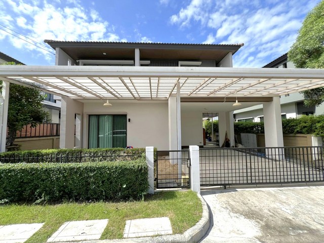 ขายบ้านเดี่ยว  เครือแสนสิริ หมู่บ้าน ฮาบิเทีย ออร์บิต หทัยราษฎร์ ขนาด 52.90 ตร.ว. บ้านหันหน้าทิศเหนือ ไม่ร้อนที่ตั้ง: ถ. หทัยราษฎร์ ตะวันตก เขตคลองสามวา กรุงเทพมหานคร 10510รายละเอียด- 52.90 ตร.วา- พื้นที่ใช้สอย 149 ตร.ม.- 3 ห้องนอน - 3 ห้องน้ำ - บ้านหันหน้าทิศเหนือ ร่มเย็น ไม่ร้อน- ประตูรั้วรีโมท สะดวกสบาย เข้าบ้านได้ไม่เปียกฝน- หลังคากันสาด โรงรถ หน้าบ้านหลังบ้าน- ครัวบิวท์อิน แ�