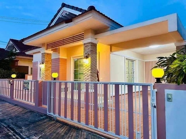 ขาย บ้านเดี่ยว ชั้นเดียว มบ.สิลันตา2 วิลเลจ ขนาด 40ตรว. จอดรถ 2 คันในร่ม รีโนเวทใหม่ทั้งหลังที่ตั้ง: ต.บึง อ ศรีราชา ชลบุรีรายละเอียดบ้านบ้านเดี่ยว ชั้นเดียว สิลันตา2 วิลเลจSilanta 2 Village- ขนาด 40.6 ตรว.- 2 ห้องนอน 2 ห้องน้ำ 1 ห้องครัว- จอดรถได้  2 คันของแถมในตัวบ้าน- ปรับปรุงรีโนเวทใหม่ทั้งหลัง- ทาสีปรับปรุงรั้วหน้าบ้านใหม่ - เช็คระบบท่อน้ำ ระบบไฟใหม่ทั้งหลัง- แถมม่านฟรีทั้งหลัง-