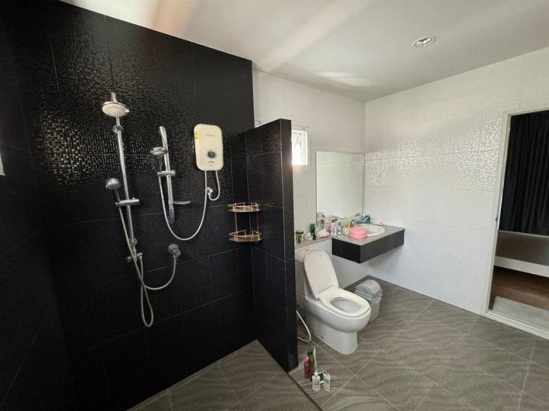 ให้เช่าบ้านเดี่ยว ใกล้ BTSพระโขนง  สุขุมวิท 71  พื้นที่ใช้สอยขนาด 330 ตร.ม.  ห้องนอน: 5 ห้อง ห้องน้ำ: 4 ห้อง พร้อมเฟอร์นิเจอร์  พร้อมอยู่