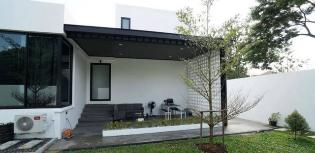 บ้านนอกโครงการ สไตล์โมเดิร์น พร้อมเฟอร์ ใกล้ไทวัสดุ