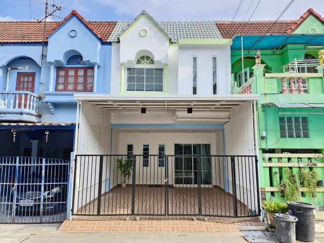 ทาวน์เฮ้าส์ 2 ชั้น หมู่บ้านธีรวรรณ พระยาสุเรนทร์ซอย6 ห่างจากปากซอย 600 เมตร