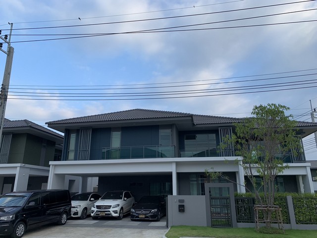 บ้านเดี๋ยว ขนาดใหญ่หลังหัวมุม ไซค์ใหญ่สุดในโครงการ 4 ห้องน้ำ 5 ห้องน้ำ 1 ห้องแม่บ้าน จอดรถในร่ม 3 คัน นนทบุรีที่ตั้ง :  หอการค้าไทย ตำบลบางตะไนย์ อำเภอปากเกร็ด นนทบุรี 11120https://maps.app.goo.gl/cotisQkSXzjPkKQW8?g_st=ilขนาดพื้นที่ใช้สอย 295 ตารางเมตรขนาดเนื้อที่ 98 ตารางวารายละเอียดบ้านเดี๋ยว ขนาดใหญ่หลังหัวมุม ไซค์ใหญ่สุดในโครงการ 4 ห้องน้ำ 5 ห้องน้ำ 1 ห้องแม่บ้าน จอดรถในร่ม 3 คัน ติดถนนเส้นหลัก