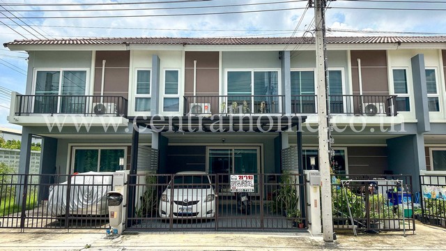 รหัสทรัพย์  : 5583ทาวน์เฮ้าส์ ศุภาลัย เบลล่า วงแหวน-รามอินทรา เฟอร์ครบที่ตั้ง : ซอยสุเหร่าคลองหนึ่ง 15 แขวงบางชัน เขตคลองสามวา กทม. 10510รายละเอียดทรัพย์ :- พัฒนาโครงการ โดย บมจ.ศุภาลัย / Supalai- แบบบ้าน ศุภโชติ ทาวน์โฮม 2 ชั้น เนื้อที่ 18.7 ตร.ว. ขนาดพื้นที่ใช้สอย 113 ตร.ม.- 3 ห้องนอน 2 ห้องน้ำ 2 ที่จอดรถ 1 ห้องครัว (ต่อเติมพื้นที่ด้านหลังเป็นครัวอย่างดี) - แอร์ 4 เครื่อง, เครื