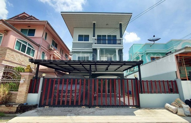 รหัสทรัพย์  5578บ้านเดี่ยว 3 ชั้น หมู่บ้านสินธร รังสิต - ปทุมธานี  ตกแต่งใหม่พร้อมอยู่ที่ตั้ง : หมู่ที่ 3 ต.บางพูน  อ.เมือง จ.ปทุมธานี 12000 รายละเอียดทรัพย์- บ้านเดี่ยว 3 ชั้น, ขนาดพื้นที่ 42 ตารางวา, พื้นที่ใช้สอย 180 ตารางเมตร- 5 ห้องนอน, 3 ห้องน้ำ, 1 ห้องอเนกประสงค์, 1 ห้องครัว, 1 ห้องรับแขก, 2 จอด- ชั้น 3 พื้นกระเบื้อง, ชั้น 2 พื้นปาเก้  ชั้น 1 พื้นกระเบื้อง  - เ