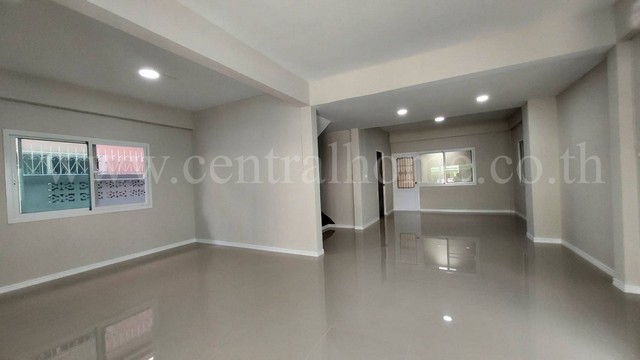 บ้านเดี่ยว 3 ชั้น หมู่บ้าน สินธร รังสิต-ปทุมธานี  ตกแต่งใหม่พร้อมอยู่