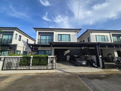 ขาย/ให้เช่าบ้านเดี่ยว หมู่บ้านบริทาเนีย บางนา กม.42 (Britania Bangna KM.42).ขาย/ให้เช่าบ้านเดี่ยวหมู่บ้านบริทาเนียบางนากม.42บางนาบางประกงฉะเชิงเทรา.โครงการ : บริทาเนีย บางนา กม.42 (Britania Bangna KM.42)ที่ตั้ง : ต.บางวัว อ.บางปะกง จ.ฉะเชิงเทรา.-ราคา : 4,290,000 บาท-เช่าเดือนละ 20,000 บาท.ประเภท : บ้านเดี่ยว- สูง : 2 ชั้น- เนื้อที่ : 35.7 ตารางวา.- ห้องนอน : 3 ห้อง- ห้องน้ำ : 3 ห้อง- จอดรถได้ : 2 คัน.- ส่วนกลางขนาดใหญ่ 3 โซน.ของแถ