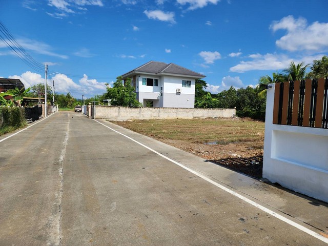 ขายที่ดินเปล่า 140 ตรว. ตรว.ละ 13,000 บาท  (โอนคนละครึ่ง)  อ.สารภี จ.เชียงใหม่ขายที่ดินเปล่า(เจ้าของขายเอง)จุดเด่น : - เงียบสงบ ปลอดภัย เหมาะสำหรับสร้างที่อยู่อาศัย แถวนั้นเป็นบ้านจัดสรร ที่ดินแบ่งขายเกือบทั้งหมด- 30 นาทีวิ่งตรงห้างเซ็นทรัลเชียงใหม่- เข้าเมืองได้ง่าย สะดวก รถไม่ติด สามารถออกไปทางลำพูนได้ง่าย-เป็นแหล่งชุมชน หมู่บ้าน มีร้านคาเฟ่ สถานที่ท่องเที่ยว นอก