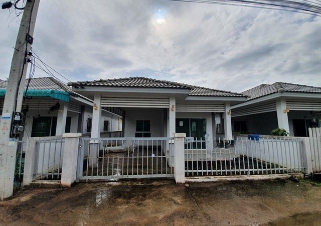   Code ID : PGSNI630018  ราคา  2,250,000  บาท ▸ เนื้อที่ 46 ตร.ว   พื้นที่ใช้สอย 76.5 ตร.ม.  * 2 ห้องนอน 1 ห้องน้ำ   * 1 ที่จอดรถ   บ้านหันไปทางทิศตะวันตกเฉียงเหนือ  พิกัดทรัพย์ : https://maps.app.goo.gl/915n9EMER9GDGFy9A  สถานที่ใกล้เคียง ▸ใกล้  โลตัส สุราษฎร์ธานี ▸ใกล้  โฮมโปร สุราษฎร์ธานี ▸ใกล้  แม็คโคร สุราษฎร์ธานี  ▸ใกล้  เซ็นทรัล สุราษฎร์ธานี      สอบถามเพิ่มเติม / นัดชม โทร. 097-419-5982(พลอย) โทร. 096-932-4624(ออมสิน) Line : @panaya (มี@ด้านหน้า)  ปรึกษาสิน�