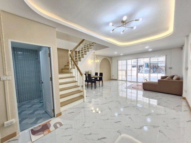 หมู่บ้านเมืองประชา หทัยราษฏร์35 ทาวน์เฮ้าส์ 2 ชั้นรีโนเวทใหม่ 20 ตร.ว 3 นอน 2 น้ำ