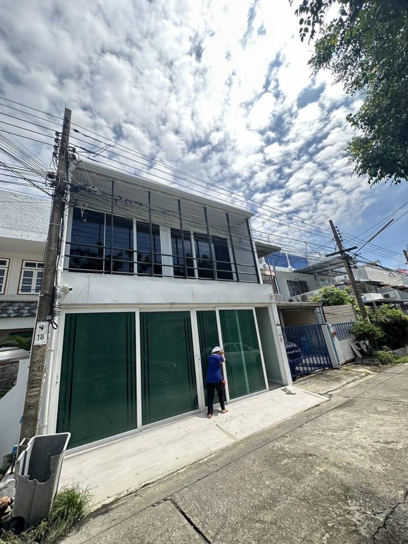 ให้เช่าทาวน์โฮม2ชั้น เนื้อที่50วา ซอยนวมินทร์ 3นอน 3น้ำพื้นที่ใช้ส้อย  220  ตรมจอดรถ 2ค้นครัวไทย ครัวฝรั่ง ราคา 65,000