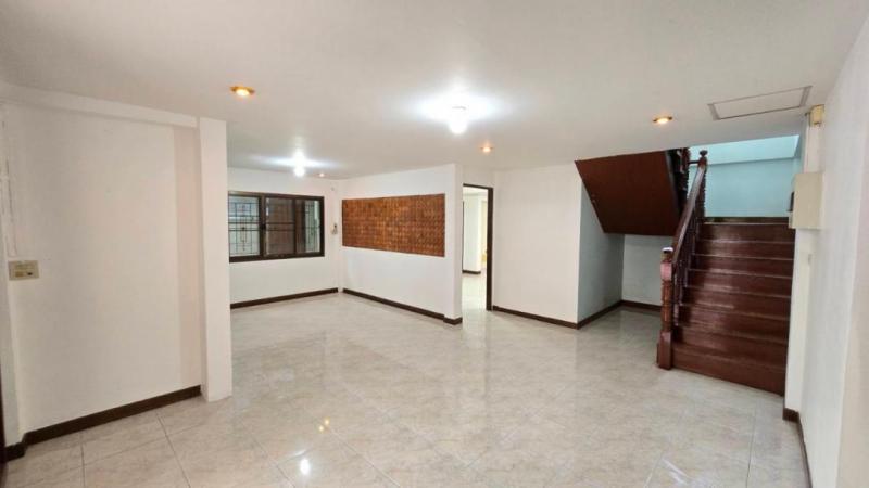 ให้เช่าบ้านเดี่ยว  ใกล้เกษตร-นวมินทร์ ลาดพร้าว หมู่บ้านเสนานิเวศน์ 1สอยกว่า 230 ตร.ม.พื้นที่ 50 ตร.ว.6 ห้องนอน, 3 ห้องน้ำ จอดรถได้ถึง 4 คัน