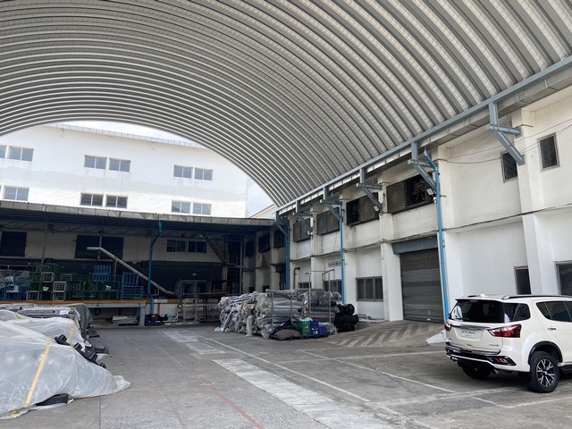 ขายโรงงานในนิคมอุตสาหกรรมลาดกระบัง   4 ไร่ 112 ตารางวา  เขตลาดกระบัง กรุงเทพมหานคร ที่ตั้ง : ซอย นิคมอุตสาหกรรมลาดกระบัง แขวงลำปลาทิว เขตลาดกระบัง กรุงเทพมหานคร 10520https://www.google.com/maps?q=13.77784628,100.79045273ขนาดพื้นที่ : 4 ไร่ 112 ตารางวารายละเอียดพร้อมตัวอาคาร พื้นที่ รวม 10,000 ตารางเมตร ใบอนุญาตครบ ปัจจุบันยังดำเนินการอยู่      ข้อดีโรงงานนี้ อยู่ในพื้นที่ ฟรีภาษี ทั้งขาเข้า และขาออก     ผู้ขา