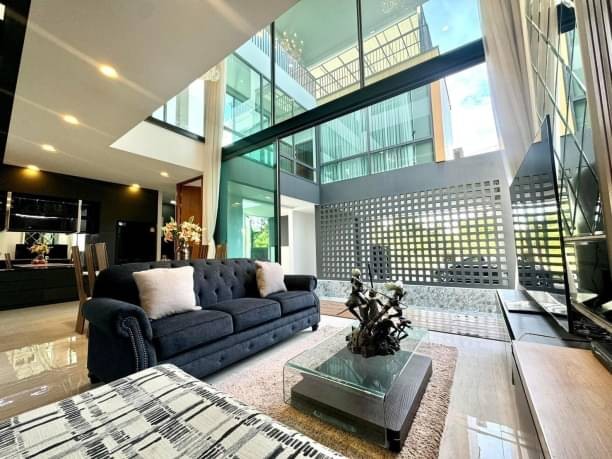 โซนเจ็ดยอด ขาย 15.9 ล้าน Pool villa 3 ชั้น 54.5 ตรว. บ้านหลังใหญ่ ตกแต่งสุดหรู เฟอร์นิเจอร์บิ้วอินครบเซ็ท สไตล์โมเดิร์น พร้อมเข้าอยู่ได้เลย