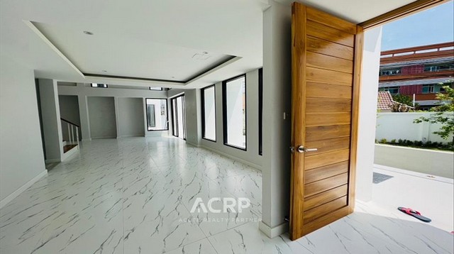 ขายบ้านหรูพร้อมสระว่ายน้ำ อ.หางดง จ.เชียงใหม่ 520 ตร.ม. 5 นอน 6 น้ำ