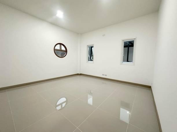 โซนสารภี ขายต่ำกว่าราคาประเมิน 1.999 ล.เท่านั้น 43.4 ตรว. บ้านชั้นเดียว สไตล์มูจิ ประตูด้านหน้าเป็นบานไม้สัก แหล่งชุมชน ไม่เปลี่ยว