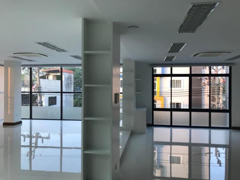 BS857 ขายอาคารสำนักงาน 4 ชั้นครึ่งพร้อมโกดัง 2 ชั้น หลังมุม ย่านรามคำแหงซอย 4 ใกล้พระราม9 ใกล้ทางด่วน