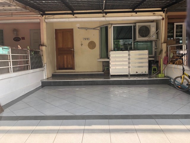 ขายทาวน์เฮ้าส์ 2 ชั้น มบ.พาร์คแกลเลอรี่ ซอยศรีด่าน 22 ศรีนครินทร์ พร้อมอยู่เนื้อที่ 21 ตารางวา ขนาด 2 นอนห้องใหญ่ 2 ห้องน้ำ แอร์ 3 ตัวราคา 2.2 ล้านบาทสถานที่สำคัญใกล้เคียง1. อิเกีย บางนา2. โลตัส บางนา-ตราด3. ไทวัสดุ สาขาบางนา4. เมกา บางนา5. ทางด่วนเทพารักษ์ที่ตั้ง ซอย หมู่บ้านพาร์คแกลเลอรี่ ตำบล บางแก้ว อำเภอบางพลี สมุทรปราการ--------------------------------------------------------สนใจชมบ้านหรือขอข้อมูลเพ