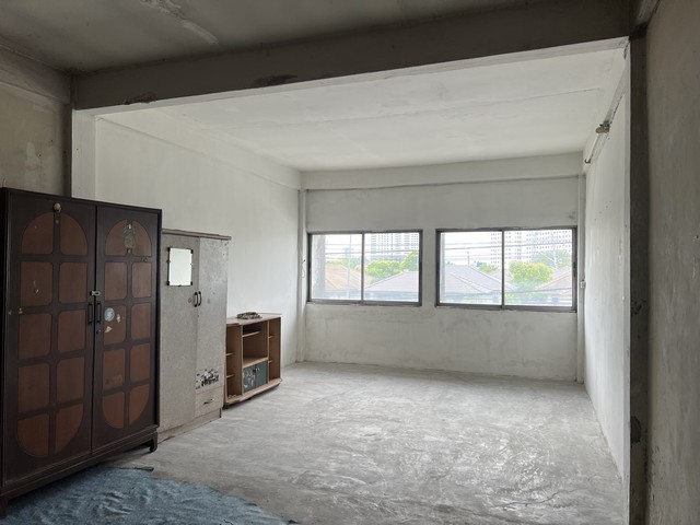 ขายอาคารพาณิชย์ 2 คูหาทะลุ ติดถนน อยู่ระหว่าง ซ.พัฒนาการ 47 และ 49 เหมาะทำธุรกิจ ลงทุน เดินทางสะดวก ใกล้ BTS Airport link ใกล้ห้าง