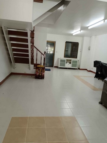 ขาย-ให้เช่า ทาวเฮ้าส์ 3 ชั้น บ้านกลางเมือง ซ. พระรามเก้า 43 ใกล้ห้าง The Nine ชั้น 30 ต.ร.วา พื้นที่ใช้สอย 200 ต.ร.ม.3 ห้องนอน  3 ห้องน้ำ