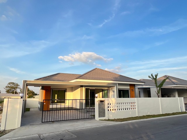 ขายบ้านเดี่ยวสร้างใหม่ ในเมืองชลบุรี เนื้อที่ใช้สอยเยอะ ใกล้มอเตอร์เวย์บายพาส  ไม่ไกลจากเซ็นทรัลชลบุรี เดินทางสะดวก เจ้าของขายเองราคา 2,390,000 บาทเนื่อที่ 51 ตารางวามี 2 ห้องนอน  2 ห้องน้ำที่ตั้ง 70/3 ตำบล สำนักบก อำเภอเมือง จังหวัด ชลบุรี 20000https://maps.app.goo.gl/gghAhx9butsaAZgT7สถานที่ใกล้เคียง- โรบินสันอมตะนคร- โรงบาลชลบุรี- มอเตอร์เวย์บายพาส- เซ็นทรัลชลบุรีสนใจติดต่อสอบถามโทร 087-7406643LINE : https