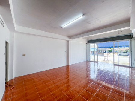 ว่างให้เช่า ทาว์นเฮ้าส์ ติดถนนรอบเกาะ โซนลิปะน้อย ขนาด 1 ห้องนอน 1 ห้องน้ำ ห้องโถ่งใหญ่